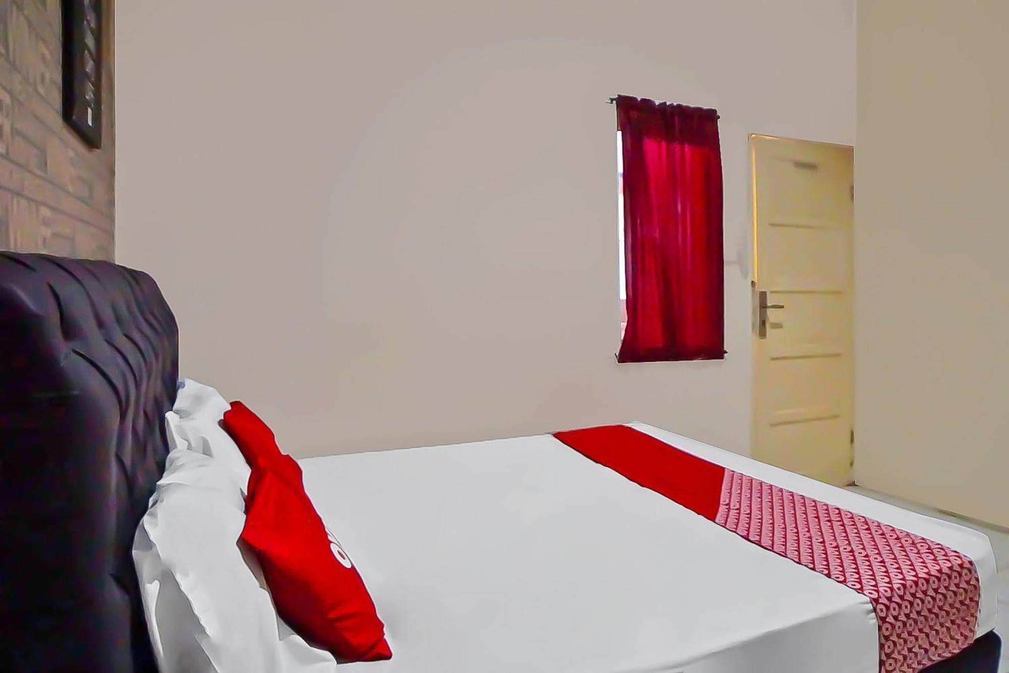 Oyo 92342 Hotel Batik Traveller Medan Eksteriør bilde